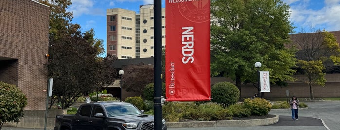 Instituto Politécnico Rensselaer is one of Places.