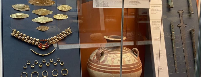 Greece: Minoan Crete in British museum is one of Londra.