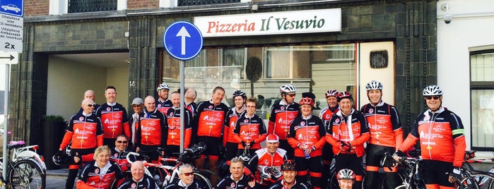 Il Vesuvio Pizzeria is one of DH Pizza.
