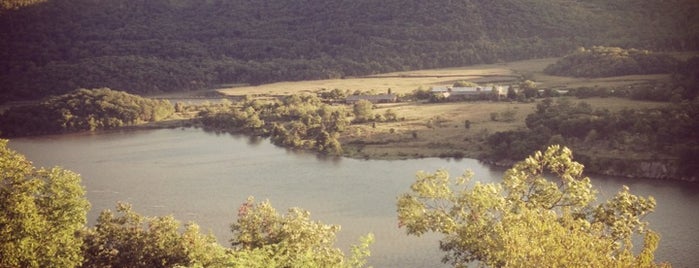 Bear Mountain Scenic Area is one of Bre's Saved Places.