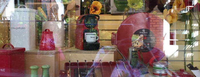 Boutique Pot-En-Ciel is one of Canada.