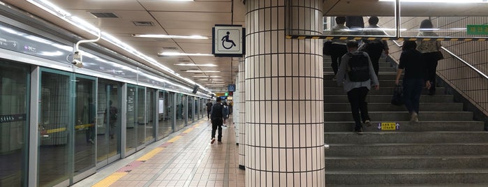 Gaerong Stn. is one of Trainspotter Badge - Seoul Venues.