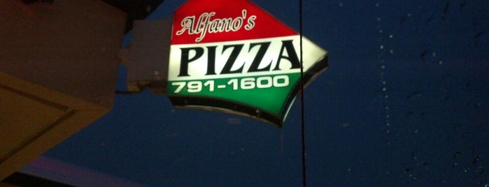 Alfano's Italian Pizza is one of Lugares favoritos de Kristin.