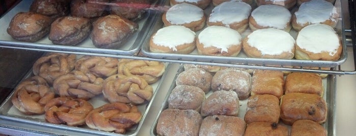 Sandy's Donuts is one of สถานที่ที่ Josh ถูกใจ.