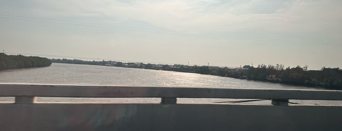 Bang Pakong River Bridge is one of ทางหลวงพิเศษหมายเลข 7 (Motorway 7).