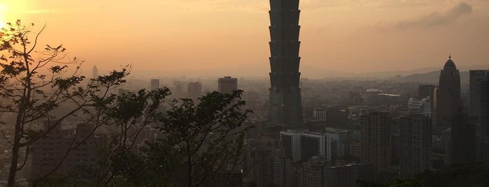 Xiangshan Hiking Trail is one of สถานที่ที่ Alan ถูกใจ.