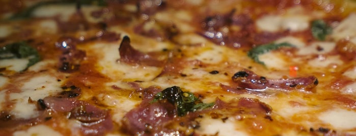 Pizzeria Sorbillo is one of Locais curtidos por Alan.