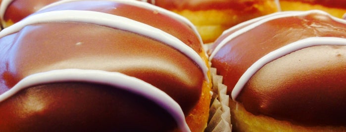 Dozen Donuts is one of Locais curtidos por Costas.
