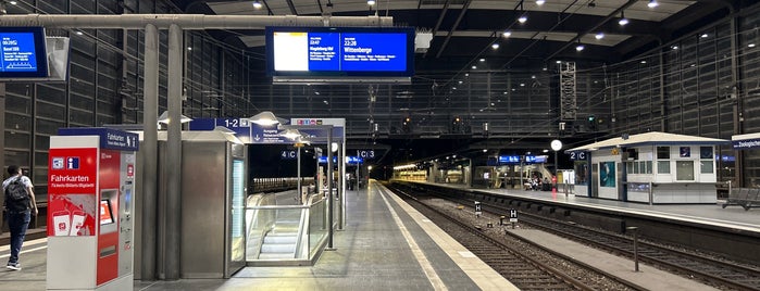 สถานีรถไฟสวนสัตว์เบอร์ลิน is one of Berlin.