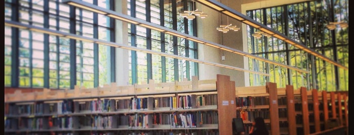 Chapel Hill Public Library is one of สถานที่ที่ h ถูกใจ.