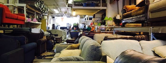 Furniture Outlet Chicago, LLC is one of สถานที่ที่ Julie ถูกใจ.