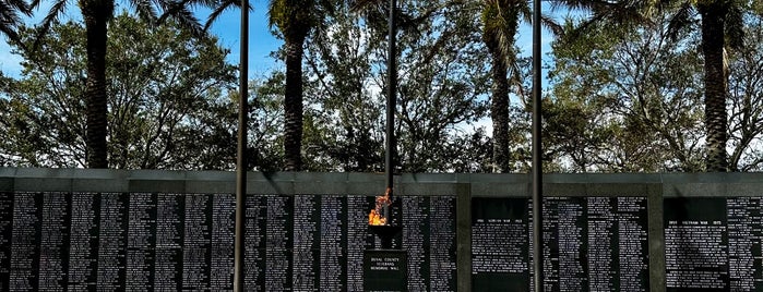 Jacksonville Veteran's Memorial Wall is one of Places I want to visit~.