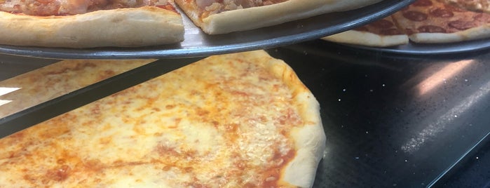 Lucky Pizza is one of Zachさんのお気に入りスポット.
