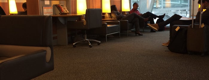Business Lounge is one of Aéroport.