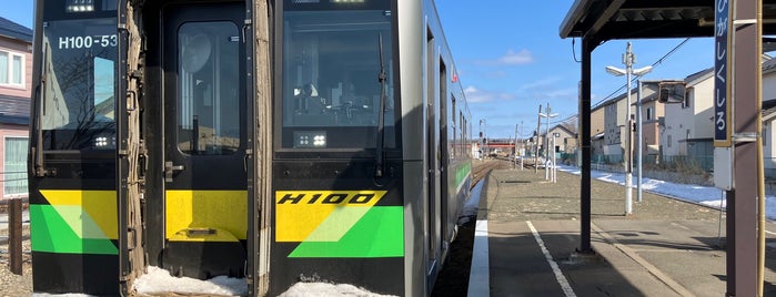 Higashi-Kushiro Station is one of JR 홋카이도역 (JR 北海道地方の駅).