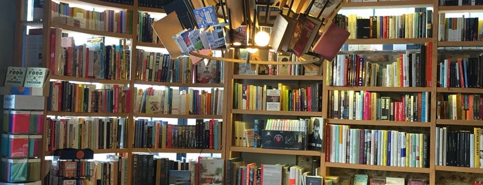 Minoa Bookstore & Café is one of Beşiktaş.