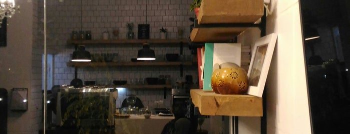 Nolan Café | کافه نولان is one of M Reza : понравившиеся места.