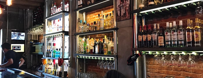 Crichus Bar is one of Tempat yang Disukai Carlos.
