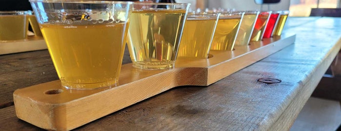 Carlson Orchards Cider Tap Room is one of Chris 님이 좋아한 장소.