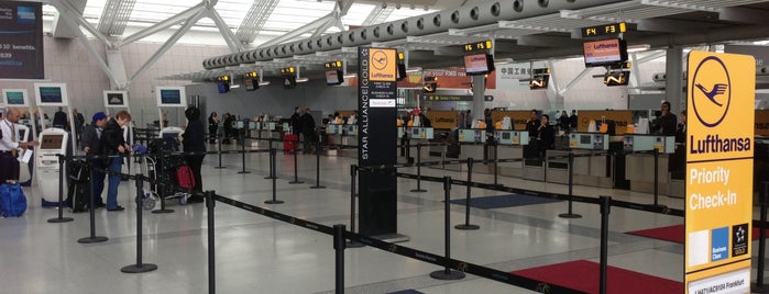Toronto Pearson International Airport (YYZ) is one of Tempat yang Disukai Ethan.