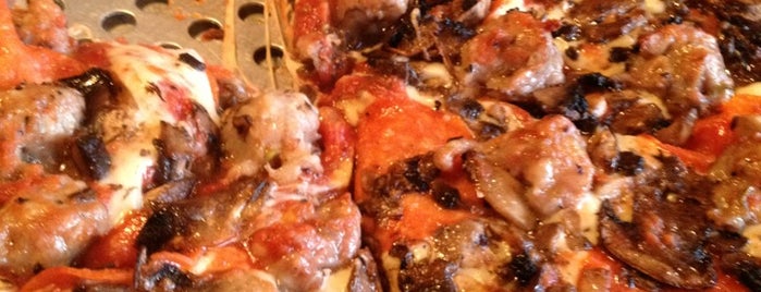 Gianni's Pizza is one of Lugares favoritos de Raj.