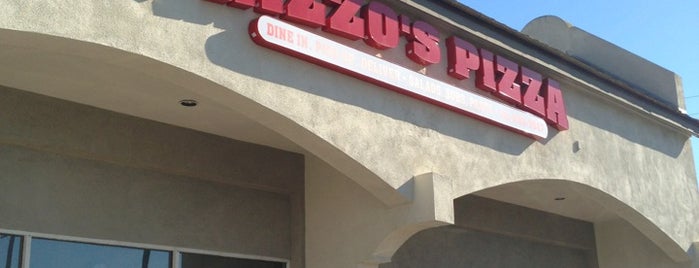 Rizzo's Pizzeria is one of Locais salvos de Oliver.