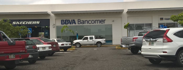 BBVA Bancomer Sucursal is one of Locais curtidos por Gustavo.