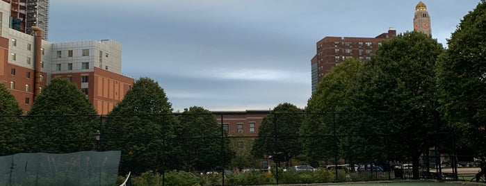 South Oxford Park Tennis Courts is one of Ni'nin Beğendiği Mekanlar.