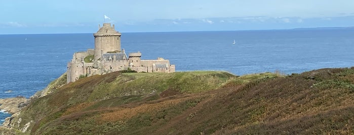 Fort-la-Latte is one of J'espère y aller un jour....