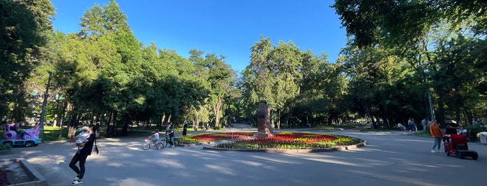 Сквер им. Тоголок Молдо / Togolok Moldo Park is one of бистро.
