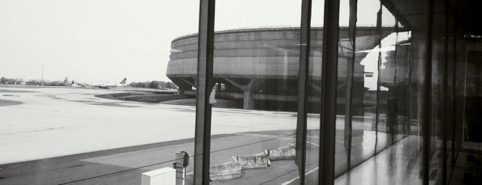 Bandar Udara Paris-Charles de Gaulle (CDG) is one of Paris.