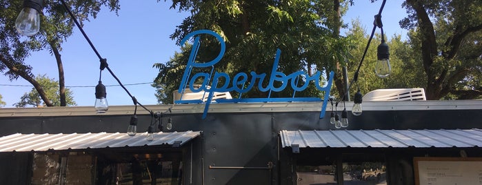 Paperboy is one of สถานที่ที่ Breanna ถูกใจ.