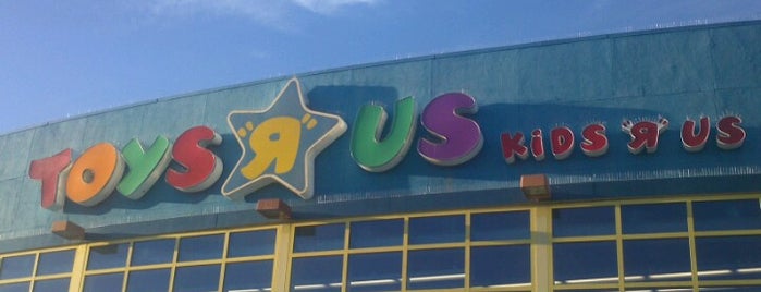 Toys"R"Us is one of Tempat yang Disukai Jen.