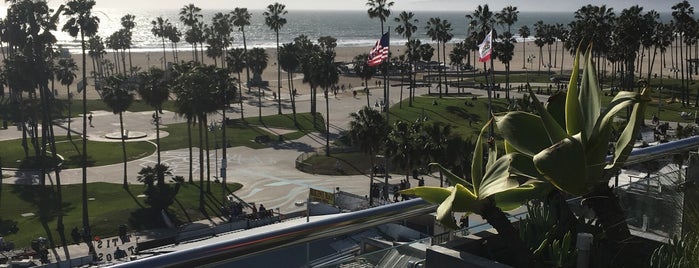 Venice Beach is one of สถานที่ที่ Nicholas ถูกใจ.