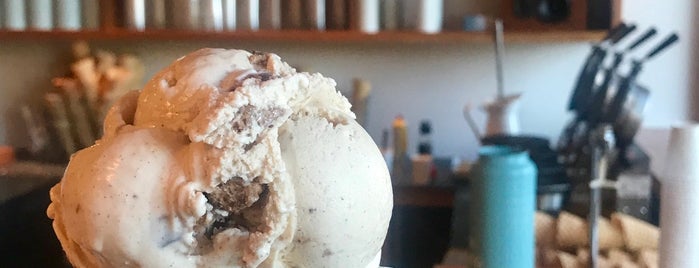 Molly Moon's Homemade Ice Cream is one of Locais curtidos por Foxxy.