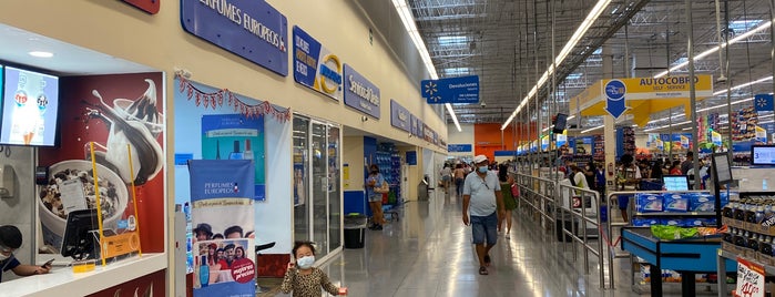 Walmart is one of Cancún.