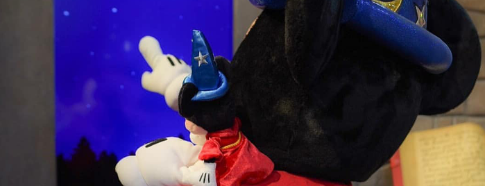 Mickey and Minnie Starring in Red Carpet Dreams is one of M.'ın Beğendiği Mekanlar.