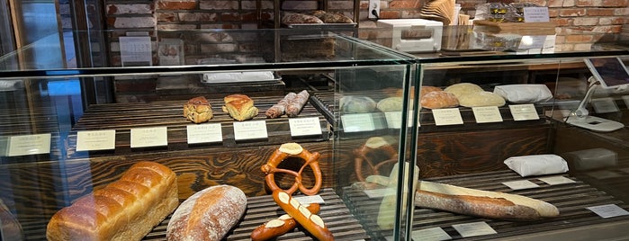 폴앤폴리나 is one of bakery/cafe.