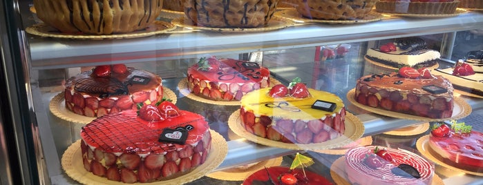 Tina Pastry Shop | شيرينی تينا is one of Mohsen 님이 저장한 장소.