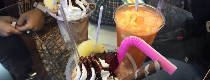 Amoo Hossein Ice Cream & Juice Bar | آبميوه بستنى عمو حسين is one of Sama : понравившиеся места.