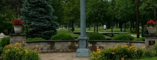 Illinois Prarire Path @ Ardmore & 1 E. Park is one of Lugares favoritos de Adam.
