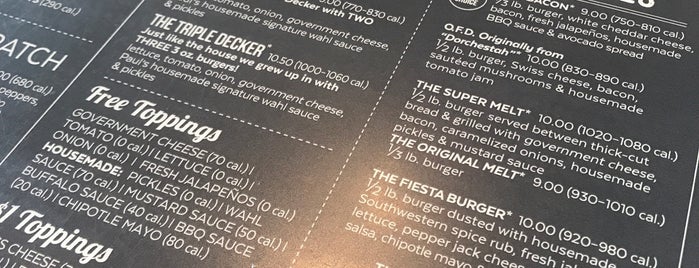 Wahlburgers is one of Lieux qui ont plu à Bev.