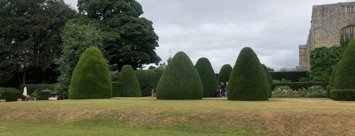 Chirk Castle Gardens is one of Tempat yang Disukai Tristan.