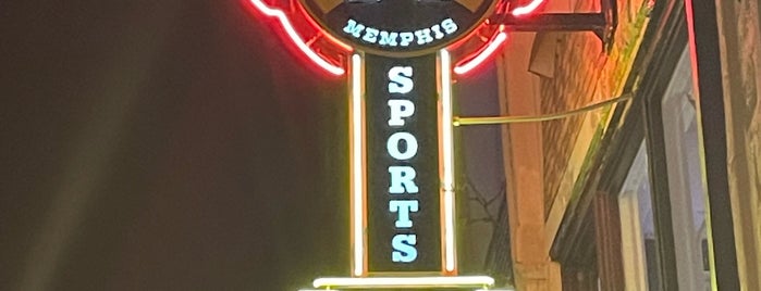 Max's Sports Bar is one of Bars.