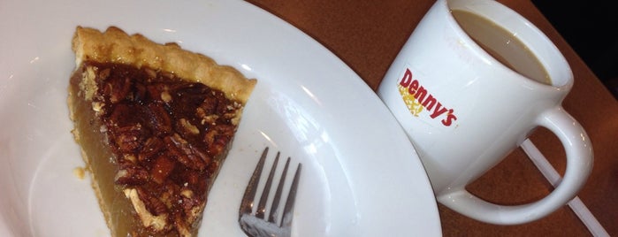 Denny's is one of Deeさんのお気に入りスポット.