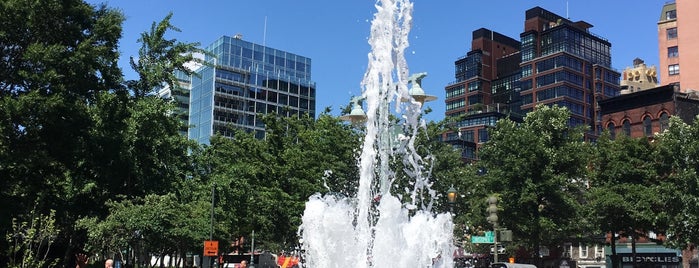 Christopher Street Fountain is one of Lugares favoritos de John.