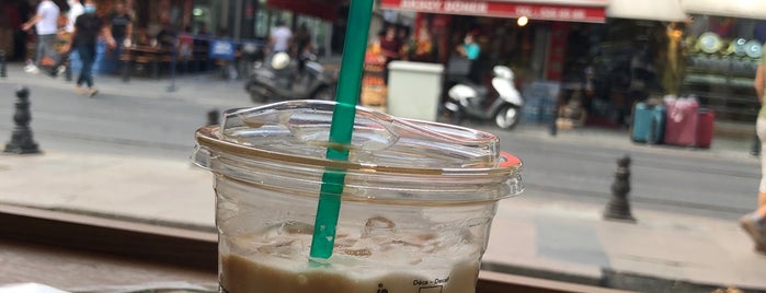 Starbucks is one of Ozgur : понравившиеся места.