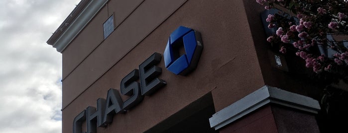 Chase Bank is one of Tempat yang Disukai JoAnne.