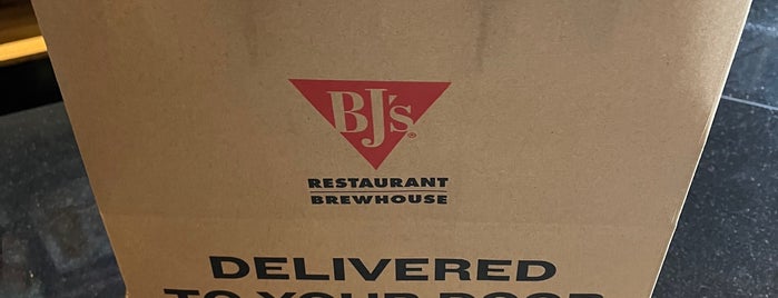 BJ's Restaurant & Brewhouse is one of สถานที่ที่ Auintard ถูกใจ.