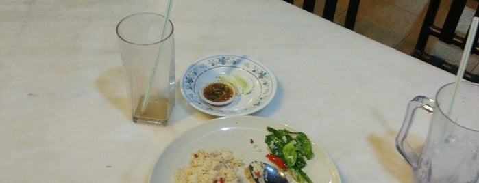 Santai Place Restaurant is one of Tmpt mkn.
